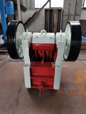 15Kw آلة كسارة الفك 5-20 TPH التعدين صغير الحجم كسارة الصخور PE250 * 400