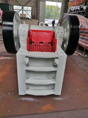 15Kw آلة كسارة الفك 5-20 TPH التعدين صغير الحجم كسارة الصخور PE250 * 400