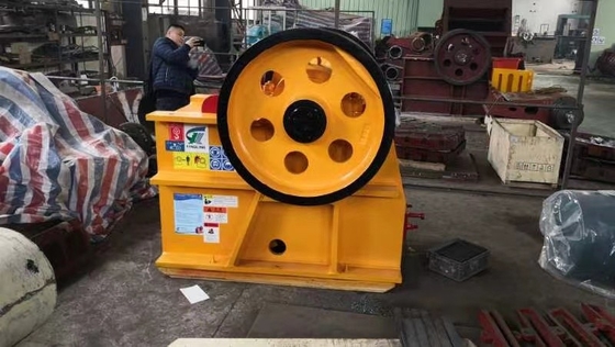 15Kw آلة كسارة الفك 5-20 TPH التعدين صغير الحجم كسارة الصخور PE250 * 400
