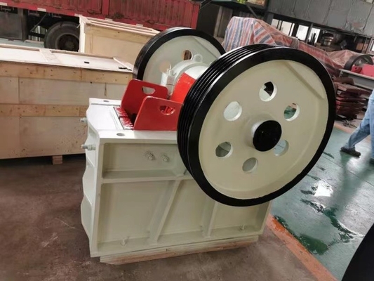 15Kw آلة كسارة الفك 5-20 TPH التعدين صغير الحجم كسارة الصخور PE250 * 400