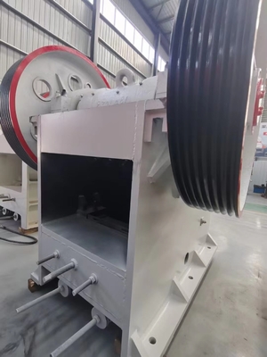 110Kw نوع الفك كسارة الصخور عالية السعة PE750 * 1060 380V آلة كسارة مخروطية الحجر