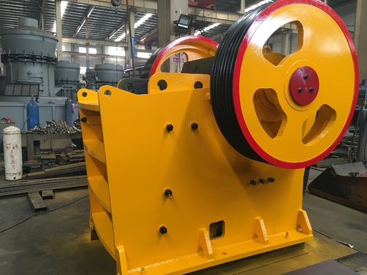 30Kw PE400 * 600 كسارة مخروطية متنقلة ، كسارة الحجر الأولية 36 24