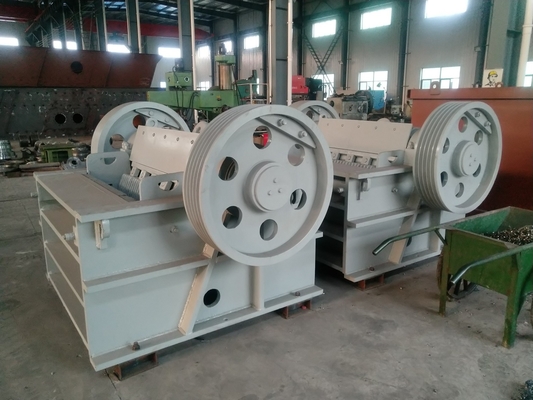 37Kw آلة كسارة الفك PE400 * 600 كسارة الصخور ذات السعة الكبيرة