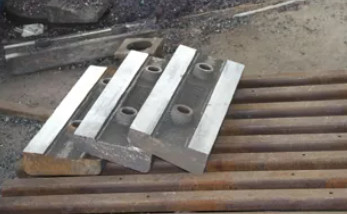 قطع غيار كسارة الحجر Cr26 CI231 قطع غيار كسارة المطرقة عالية الكروم PF1315 ، أجزاء كسارة ثلاثية